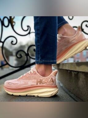 Clifton 9 Sandstone / Cream Running Shoes Sz 7.5 F39